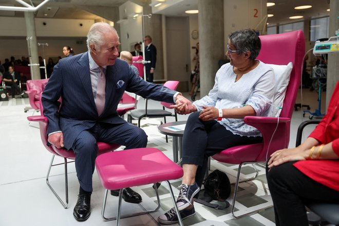 Med srečanjem s pacienti v centru za zdravljenje raka Macmillan v Londonu je Karel III. priznal, da ga je diagnoza raka pretresla. FOTO: Suzanne Plunkett/Reuters