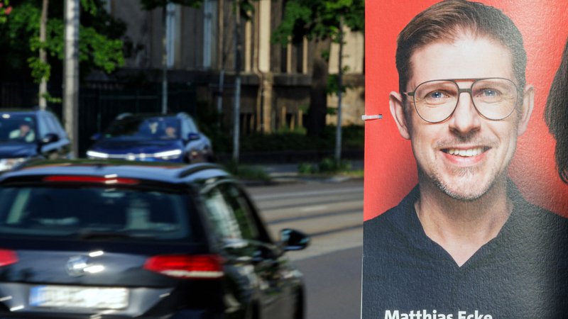 Fotografija: Volilni plakat prikazuje vodilnega kandidata nemške Socialdemokratske stranke SPD Matthiasa Eckeja za prihajajoče volitve v Evropski parlament. FOTO: Jens Schlueter/AFP