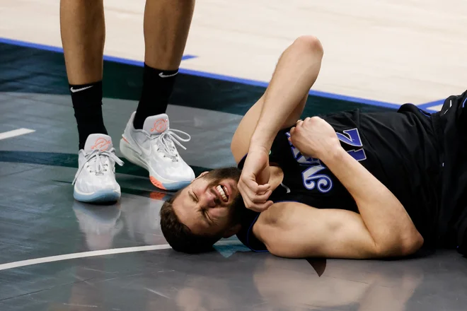 Maxi Kleber je obležal v bolečinah. FOTO: Ron Jenkins/AFP