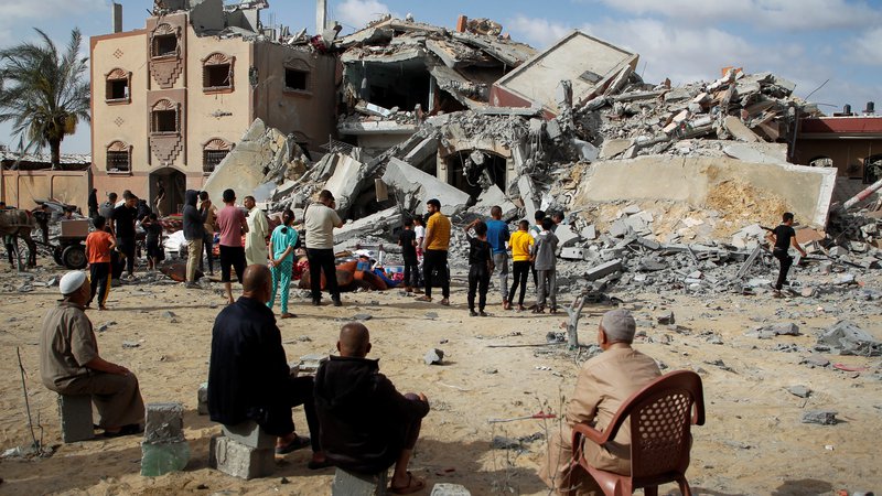 Fotografija: Izrael bo nadaljeval z uničevanjem Gaze in njenih prebivalcev. FOTO: Hatem Khaled/Reuters