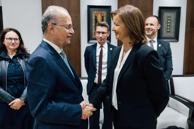 Palestinski premier Muhamed Mustafa in vodja slovenske diplomacije Tanja Fajon v Ramali. Foto Mzez