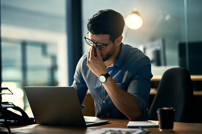Brskanje po spletu s pomočjo mobilnega omrežja je nekoliko cenejše, vendar z njim včasih pridejo omejitve tako količine prenosa podatkov kot omejitev hitrosti. Foto Istockphoto
