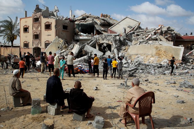 Ruševine v Rafi. FOTO: Hatem Khaled/Reuters