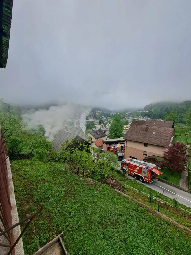 Policija nadaljuje preiskavo vseh okoliščin, da bi ugotovili natančen vzrok požara. FOTO: PGD Idrija