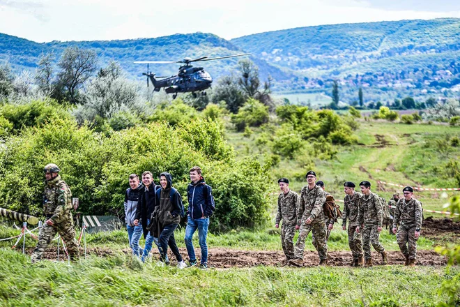 Podobno kot številne druge sodobne vojske tudi madžarsko pesti pomanjkanje mladih kadrov. Da bi med mladimi povečali zanimanje za vojaški poklic, organizirajo različna srednješolska tekmovanja in za vojaško usposabljanje ponujajo konkurenčno plačilo.

Foto Obrambno ministrstvo Madžarske