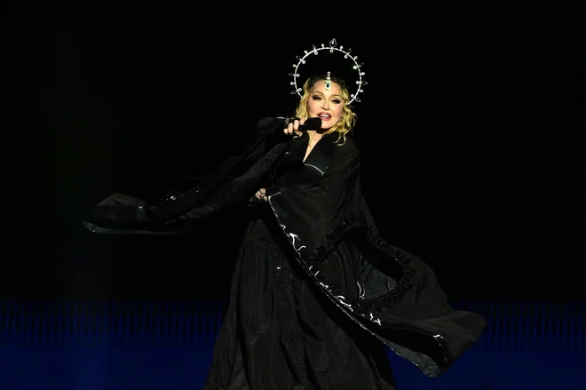 Kraljica popa Madonna, ki bo sredi avgusta dopolnila 66 let, je na sobotnem šovu nastopila s skoraj petdesetminutno zamudo. FOTO: Pablo Porciuncula/AFP