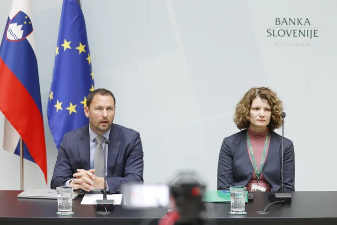 Poročilo o finančni stabilnosti sta predstavila viceguverner Banke Slovenije Primož Dolenc in direktorica oddelka za finančno stabilnost Meta Ahtik. FOTO: Jože Suhadolnik/Delo