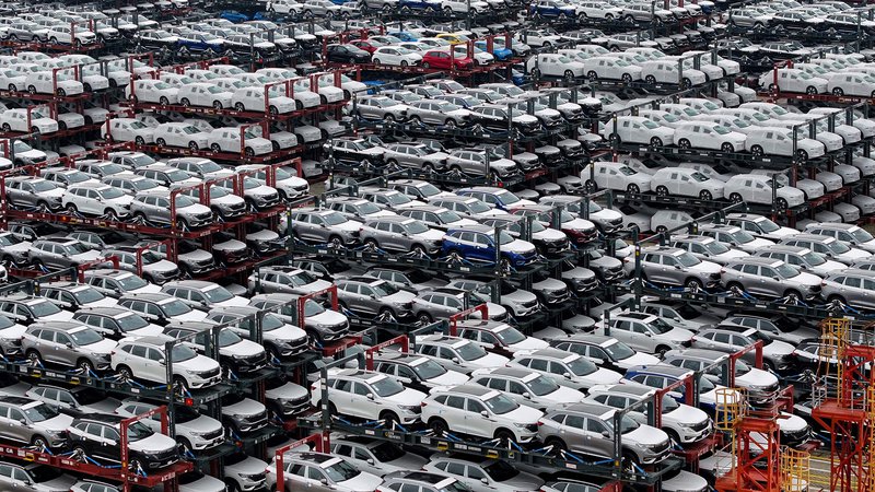 Fotografija: Med kitajskimi proizvajalci, ki so se jim pojavile velike presežne kapacitete proizvodnje, so vse opaznejši avtomobilisti. FOTO: Str/AFP