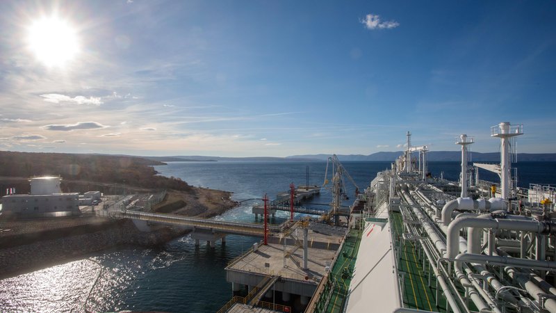 Fotografija: Kot so sporočili iz evropske komisije, je odobrena državna pomoč namenjena nakupu dodatnega modula za ponovno uplinjanje z zmogljivostjo 250.000 kubičnih metrov na uro na obstoječem terminalu LNG na Krku. FOTO: Nel Pavletic