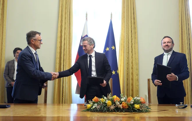 Predsednik vlade Robert Golob je dogovor o sodelovanju s poslancema italijanske in madžarske narodne skupnosti Felicejem Žižo in Ferencem Horváthom podpisal šele po letu dni vladanja. Tudi zaradi velikosti stranke Gibanje Svoboda dobro sodelovanje s poslancema ni bilo na vrhu njenih prioritet. FOTO: Blaž Samec/Delo