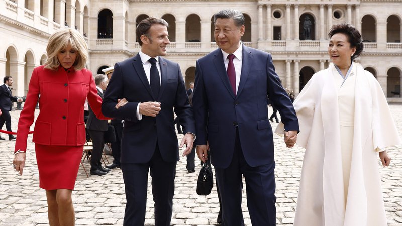 Fotografija: To, da se je Xi Jinping (na fotografiji z ženo Peng Liyuan) odločil obiskati Francijo, je svojevrsten kompliment Emmanuelu Macronu (na fotografiji z ženo Brigitte Macron). FOTO: Yoan Valat/AFP