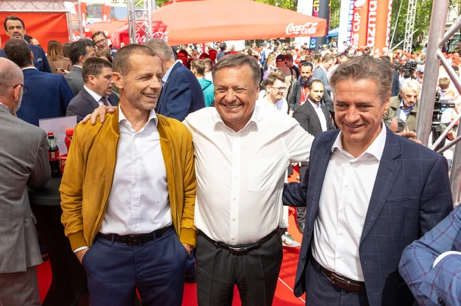 Med častnimi gosti in najbolj zaslužnimi, da so igre mladih prišle v Slovenijo, so bili predsednik Uefe Aleksander Čeferin, župan Ljubljane Zoran Janković in predsednik vlade RS Robert Golob. Foto Voranc Vogel