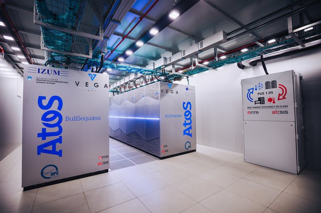 Največji superračunalnik v državi se imenuje Vega, stoji na Univerzi v Mariboru in je vreden več kot 17 milijonov evrov. FOTO: Gregor Gomboc