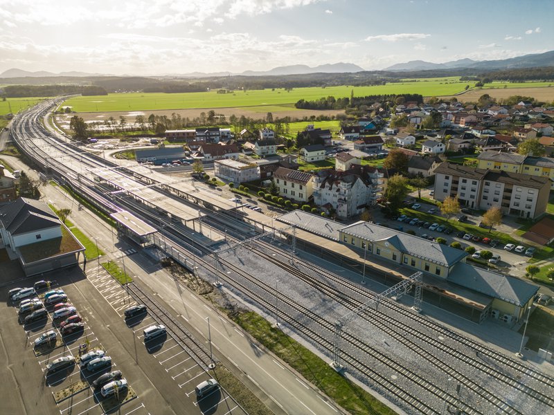 Fotografija: Železniška postaja Pragersko je namenjena tovornemu in potniškemu prometu v notranjem in mednarodnem prometu in je sestavni del jedrnega vseevropskega prometnega omrežja (TEN-T).
FOTO: Klemen Razinger