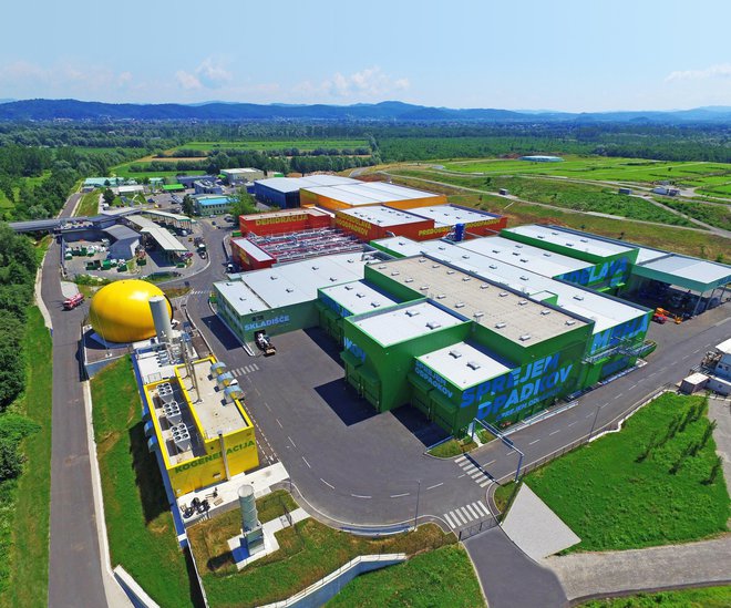 Ljubljanski center za predelavo odpadkov je največji okoljski projekt v državi, saj skrbi za odpadke tretjine Slovenije. Nadgradnjo centra so financirali s sredstvi EU. FOTO: JP VOKA SNAGA