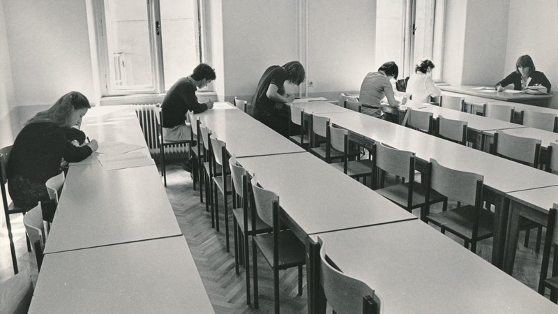 Fotografija: Lubljanski maturanti med pisanjem testa leta 1979. FOTO: Zoran Vogrinčič