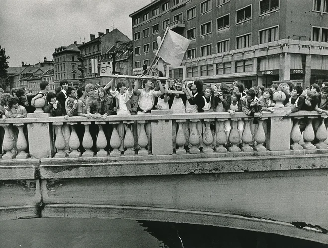 Generacija maturantov leta 1984 je bila za nekaj let zadnja, ki se je od gimnazije poslovila s klasičnim zrelostnim izpitom. Ker maturanti na fotografiji nimajo več naslednikov, da bi sprejeli simbolični ključ, so ga zalučali kar v Ljubljanico.
FOTO: Miško Kranjec