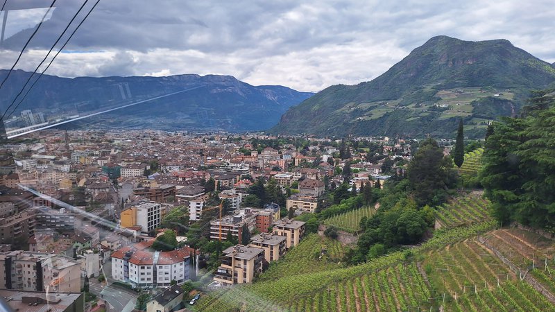 Fotografija: Pogled iz kabinske žičnice razkriva največje južnotirolsko mesto z okolico.

FOTO: Siniša Uroševič/Delo