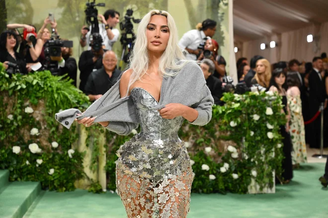 Kim Kardashian je presenetila z izjemno ozkim pasom. FOTO: Angela Weiss/AFP