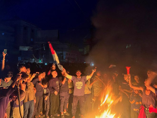 Na ulicah Rafe so Palestinci slavili Hamasovo privolitev v premirje. FOTO: Doaa Al Baz/Reuters