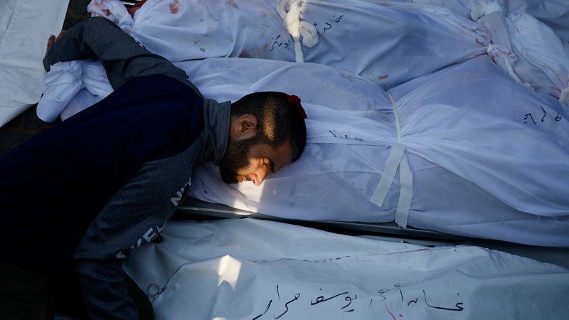 Fotografija: Ubiti v napadu v bolnišnici Naser. Fotografijo je posnel Mohammed Salem, dobitnik Pulitzerjeve nagrade za udarno fotografijo. FOTO: Mohammed Salem/Reuters