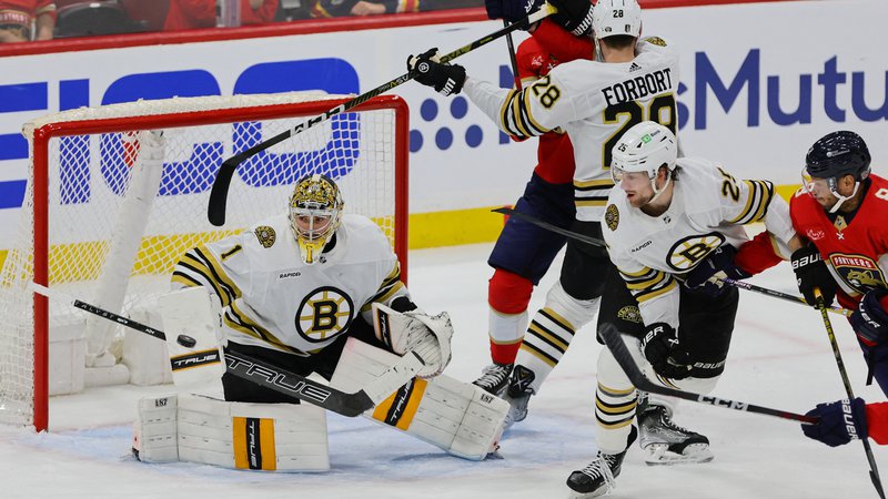 Fotografija: Učinkovit napad in odlični vratar Jeremy Swayman sta Bostonu prinesla vodstvo v drugem krogu končnice v NHL. FOTO: Sam Navarro/Usa Today Sports Via Reuters Con