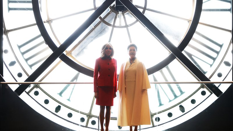 Fotografija: Žena kitajskega predsednika Peng Liyuan in žena francoskega predsednika Brigitte Macron sta obiskali muzej Orsay med državnim obiskom kitajskega voditelja v Parizu. Francoski predsednik Emmanuel Macron je včeraj na državnem obisku gostil Xi Jinpinga. Kitajskega voditelja je skušal prepričati, naj spremeni stališča glede ruske invazije v Ukrajino in tudi neravnovesij v svetovni trgovini. Na prvem obisku v Evropi po letu 2019 se bo Xi pogovarjal tudi v Srbiji in na Madžarskem. Xi je dejal, da si želi miru v Ukrajini, čeprav analitiki ne pričakujejo večjih sprememb v kitajski politiki. Foto: Aurelien Morissard/Afp