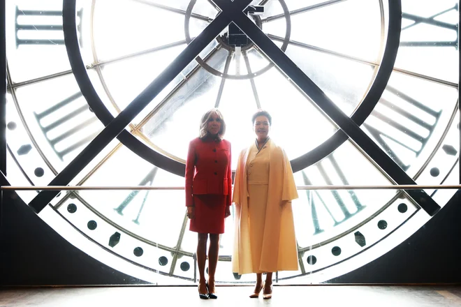 Žena kitajskega predsednika Peng Liyuan in žena francoskega predsednika Brigitte Macron sta obiskali muzej Orsay med državnim obiskom kitajskega voditelja v Parizu. Francoski predsednik Emmanuel Macron je včeraj na državnem obisku gostil Xi Jinpinga. Kitajskega voditelja je skušal prepričati, naj spremeni stališča glede ruske invazije v Ukrajino in tudi neravnovesij v svetovni trgovini. Na prvem obisku v Evropi po letu 2019 se bo Xi pogovarjal tudi v Srbiji in na Madžarskem. Xi je dejal, da si želi miru v Ukrajini, čeprav analitiki ne pričakujejo večjih sprememb v kitajski politiki. Foto: Aurelien Morissard/Afp