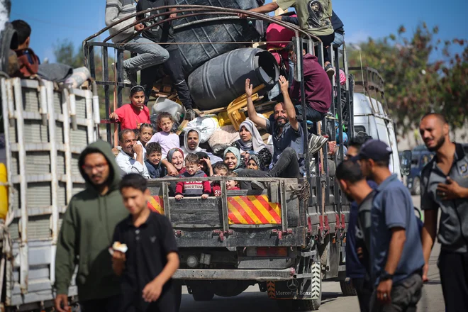 Razseljeni Palestinci znova bežijo iz Rafe z vsem premoženjem, ki ga še imajo. FOTO: AFP