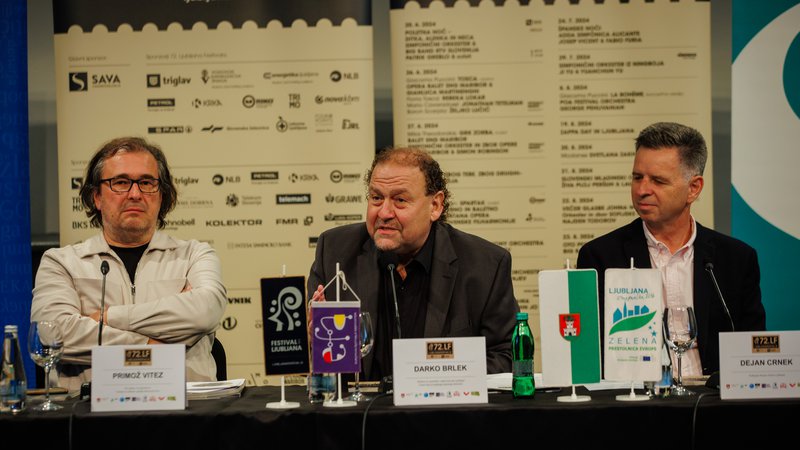 Fotografija: Direktor ljubljanskega festivala Darko Brlek je v družbi ljubljanskega podžupana Dejana Crneka danes predstavil jazzovsko intonirani program letošnjega poletja, med gosti je bil tudi Primož Vitez (levo) iz zasedbe Bossa de Novo. FOTO: Črt Piksi