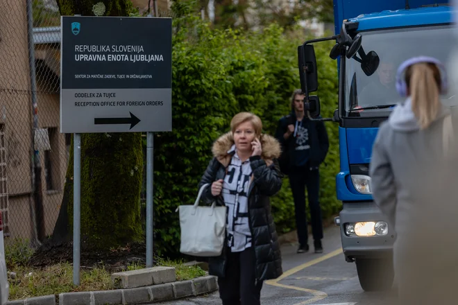 Sindikati grozijo s stavko, ki bo vsak dan, ne le ob sredah. Vlada pa napoveduje razširjen seznam storitev, ki jih bodo morali uradniki opravljati, in grozi, da stavka ne bo plačana. FOTO: Črt Piksi/Delo