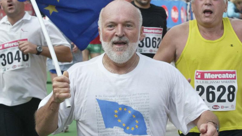 Fotografija: Oktobra 2004 je Erwan Fouéré, prvi predstavnik evropske komisije v Sloveniji, ljubljanski maraton pretekel z zastavama Slovenije in Evropske unije v roki. FOTO: Blaž Samec