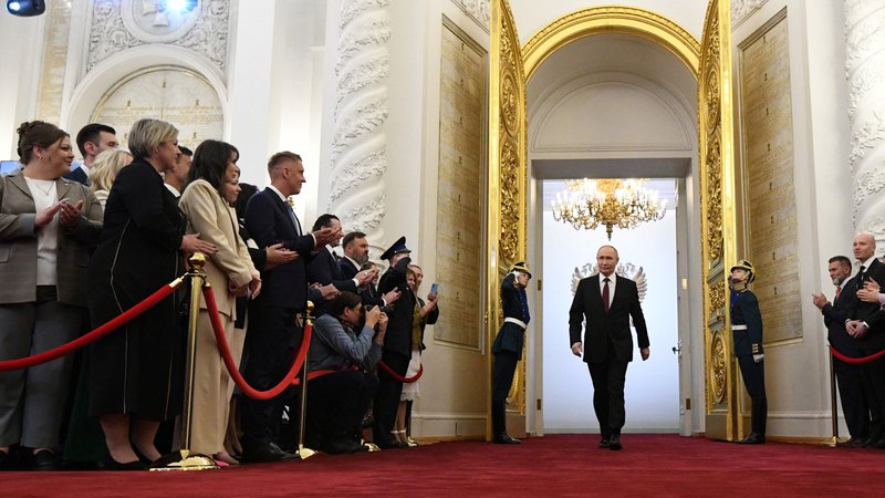 Fotografija: Putin je danes uradno nastopil novi šestletni mandat, toda po sedanji zakonodaji mu nič ne preprečuje, da ne bi ponovil vaje tudi leta 2030. FOTO: Sergej Bobilev/Reuters