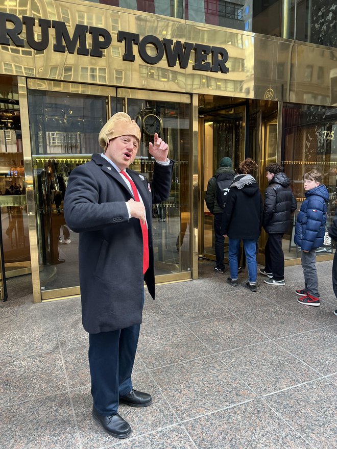 Nepravi Trump pred Trumpovim nebotičnikom na newyorški Peti avenijil. FOTO: Barbara Kramžar/Delo