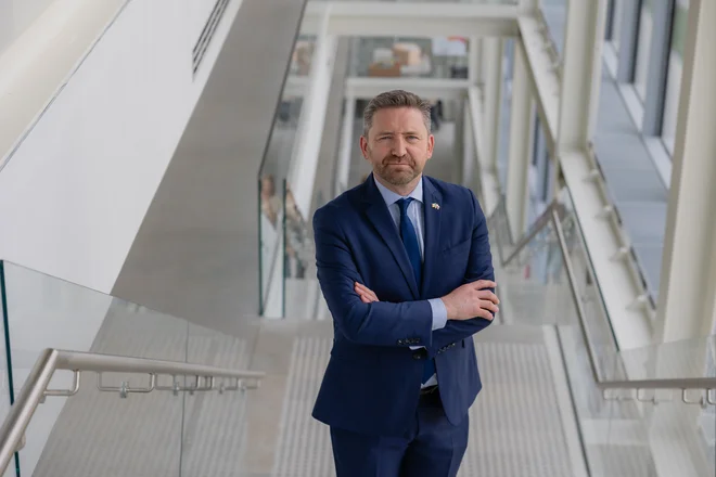 »Slovenija je krasna za tek, kolesarjenje in planinarjenje in z mojim psom sva pri vas zelo srečna,« pravi. FOTO: Črt Piksi