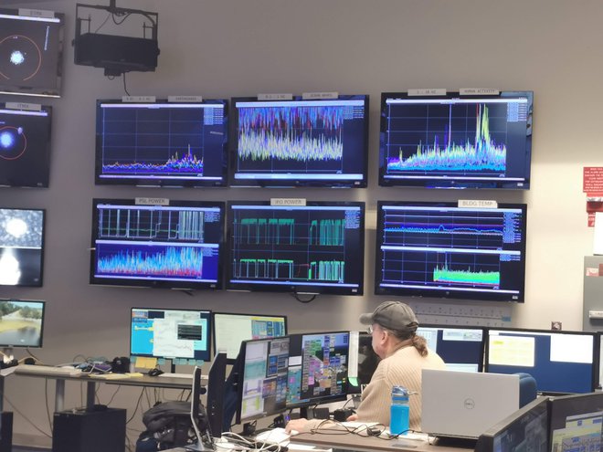 Zgornji trije monitorji prikazujejo zaznave potresov, morskih valov in človekovih dejavnosti. FOTO: Saša Senica

 
