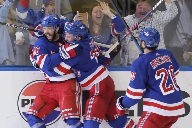 Rangers so se veselili pomembne zmage. FOTO: Brad Penner/Reuters