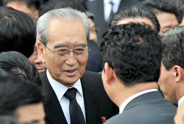 Z izbranimi besedami se je od pokojnika poslovil tudi severnokorejski voditelj Kim Džong Un. FOTO: Jung Yeon-je/AFP