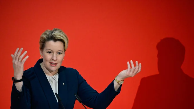 Napadalec jo je udaril s torbo po glavi, jo lažje poškodoval in zbežal. FOTO: Tobias Schwarz/AFP