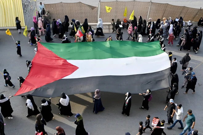 Mednarodna skupnost mora narediti jasne korake k uresničevanju rešitve dveh držav. Priznanje države Palestine kot polnopravne članice Združenih narodov bi bil pomemben korak na tej poti, so zapisali izbrani izraelski intelektualci. FOTO: Asif Hassan/AFP