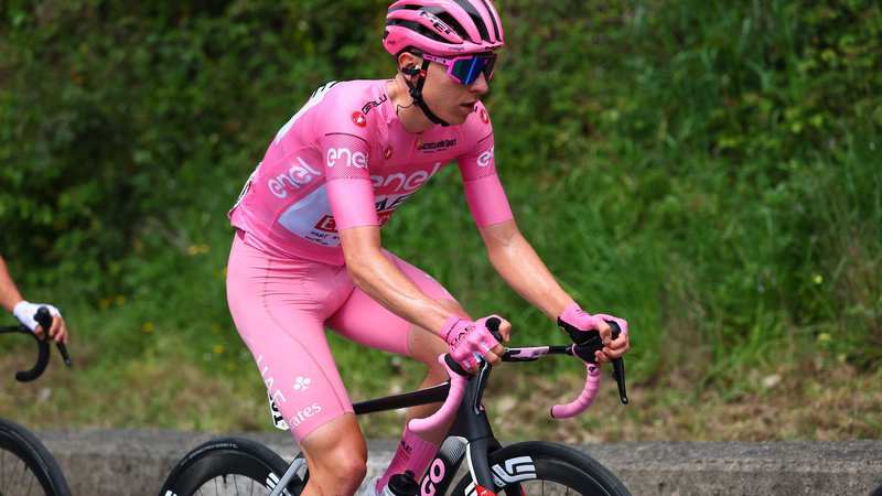 Fotografija: Tadej Pogačar se »preoblači« vsak dan, v 5. etapi je nosil rožnat komplet. Foto Luca Bettini/AFP
