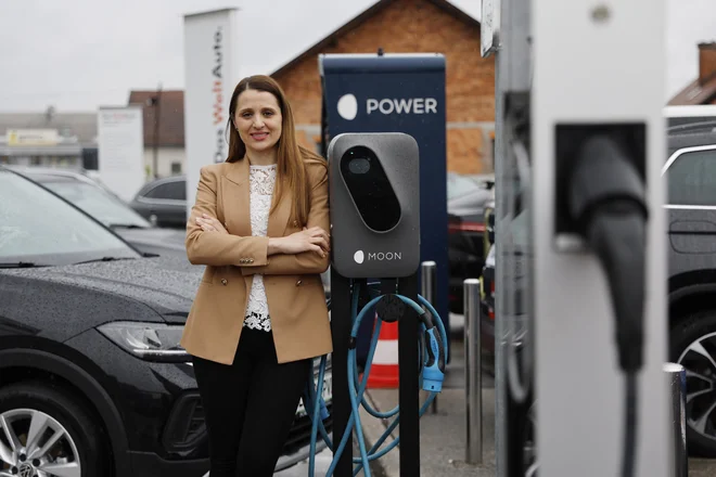 Mirela Zupančič, vodja znamke MOON, pojasnjuje, da so poleg široke izbire e-vozil kupcem ponudili še polnilnice za domačo uporabo, hkrati pa tudi možnost preprostega polnjenja na javnih polnilnicah. FOTO: Leon Vidic/Delo
