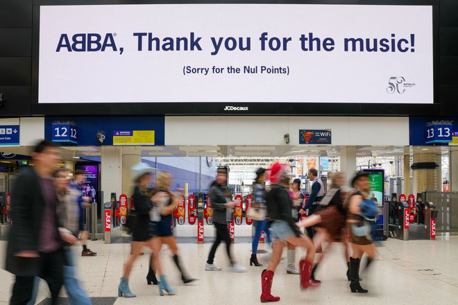Tako so se 6. aprila letos, ob praznovanju 50. obletnice zmage Abbe, na postaji Waterloo v Londonu Britanci opravičili, ker jim takrat niso prisodili točk. FOTO: Maja Smiejkowska/Reuters