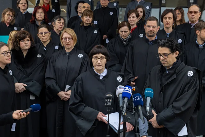 Minilo je 127 dni od roka, ki ga je postavilo ustavno sodišče za uresničitev odločbe o plačah sodnikov. Ti so v zadnjih mesecih na različne načine opozorili na to, med drugim 7. februarja s protestnim shodom (na fotografiji). Foto Voranc Vogel