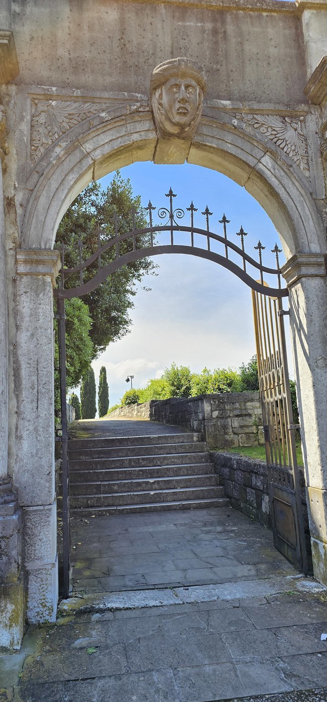 Ta izjemni portal pred Vilo San Lorenzo, ki je nastal leta 1877 v avtorstvu arhitekta Giovannija Righettija, je vse, kar je ostalo od nekdanje vile. Na njenem mestu se šopiri hotel Metropol.
