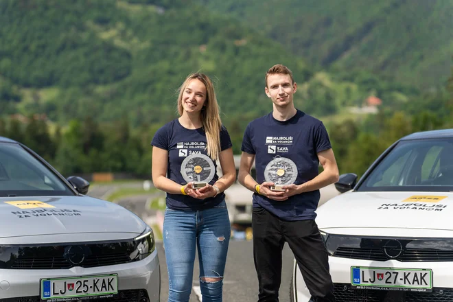 Najboljša za volanom 2024 Urša Brumec in Bine Frelih bosta leto dni lahko uporabljala nova avtomobila. FOTO: AMZS/Damjan Končar