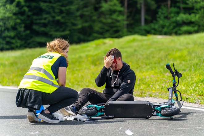 Rdeči križ Slovenije vsa leta sodeluje pri izboru najboljših mladih voznikov in vedno poskrbi za težko nalogo prve pomoči, nekatere mlade pa pogled na kri tudi pretrese. FOTO: AMZS/Damjan Končar