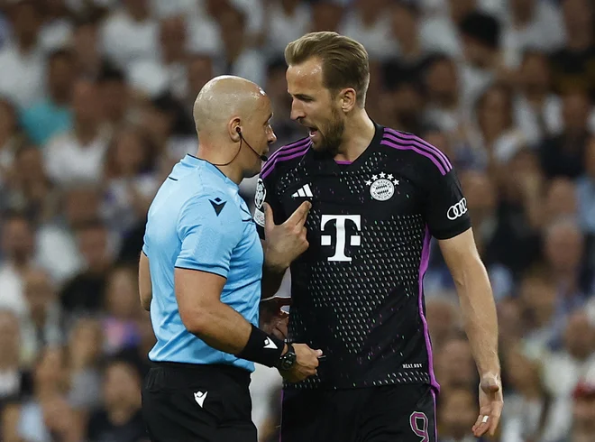Szymonu Marciniaku je nekaj krepkih povedal tudi Harry Kane. FOTO: Susana Vera/Reuters