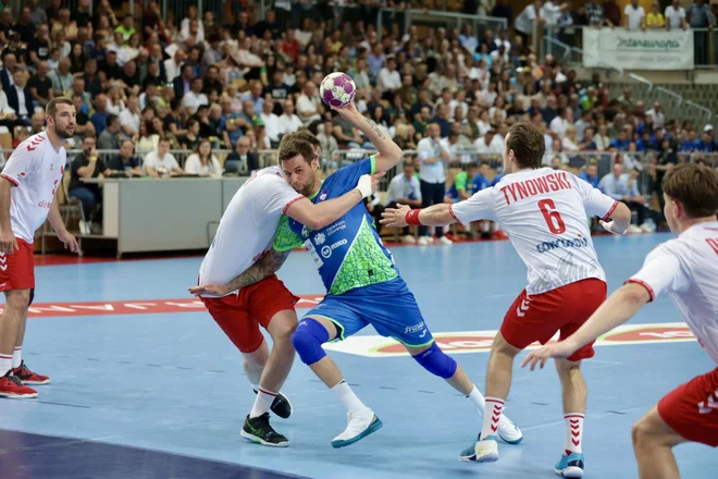 Švicarska obramba je dobro ustavljala Deana Bombača. FOTO: Črt Piksi