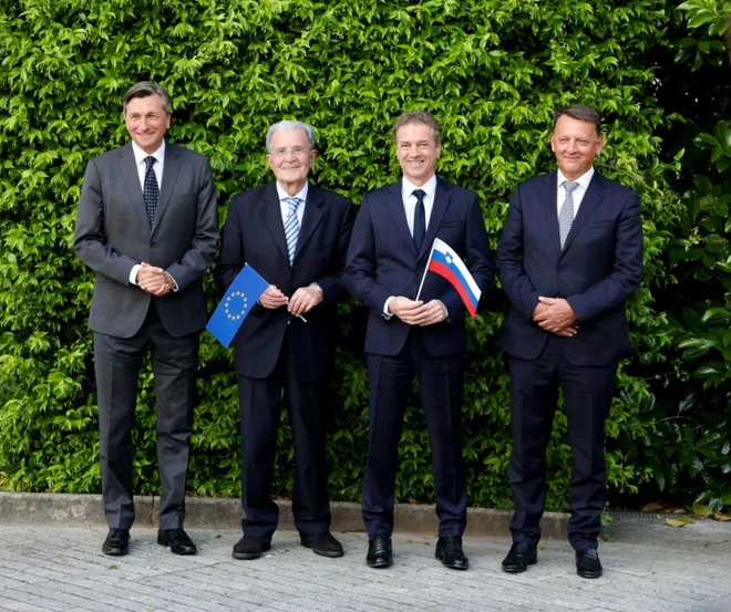 Tako so se pred fotografski objektiv v Novi Gorici postavili zdajšnji in nekdanji predsedniki: Borut Pahor, Romano Prodi, Robert Golob in Anton Rop. FOTO: Črt Piksi/Delo Foto Piksi